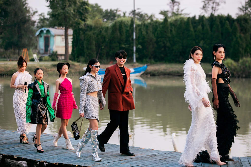 Nổi da gà với bộ sưu tập cổ trang trong show của siêu mẫu Xuân Lan - 15 Nổi da gà với bộ sưu tập cổ trang trong show của siêu mẫu Xuân Lan - 15