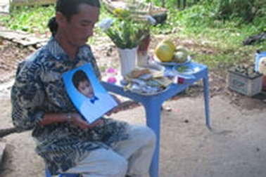 Hai học sinh nghèo chết đuối khi mò ốc trên sông