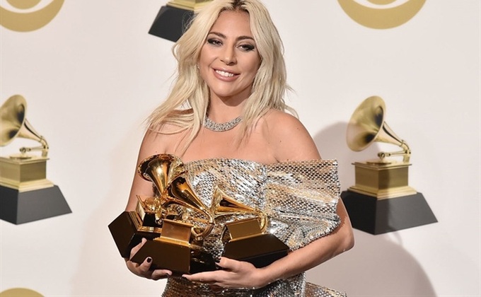 Từng bị bạn học lập hẳn group để nói xấu và tẩy chay, ai ngờ Lady Gaga lại trở thành nữ nghệ sĩ đầu tiên giành giải Oscar, Grammy cùng loạt cup danh giá - Ảnh 5. Từng bị bạn học lập hẳn group để nói xấu và tẩy chay, ai ngờ Lady Gaga lại trở thành nữ nghệ sĩ đầu tiên giành giải Oscar, Grammy cùng loạt cup danh giá - Ảnh 5.