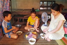 Người cha nằm liệt giường, hai con thơ dại nguy cơ bỏ học giữa chừng