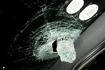 Ô tô bị ném vỡ kính trên cao tốc, nửa viên gạch bay vào trong xe