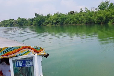 Ngắm cảnh đẹp miên man dòng sông Hương từ thuyền rồng