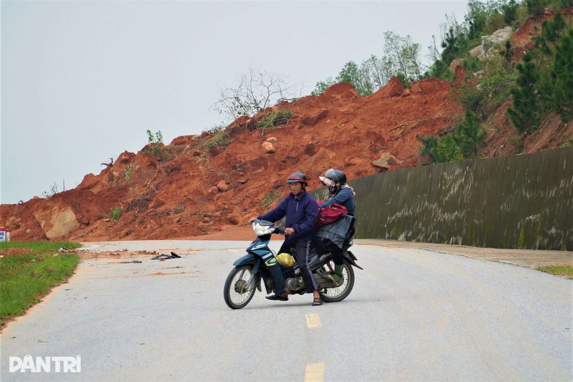 Hàng nghìn m3 đất đá đổ ập xuống, đường 2.000 tỷ đồng tê liệt nhiều ngày - 4 Hàng nghìn m3 đất đá đổ ập xuống, đường 2.000 tỷ đồng tê liệt nhiều ngày - 4