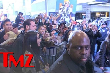 Fans đeo bám Cardi B