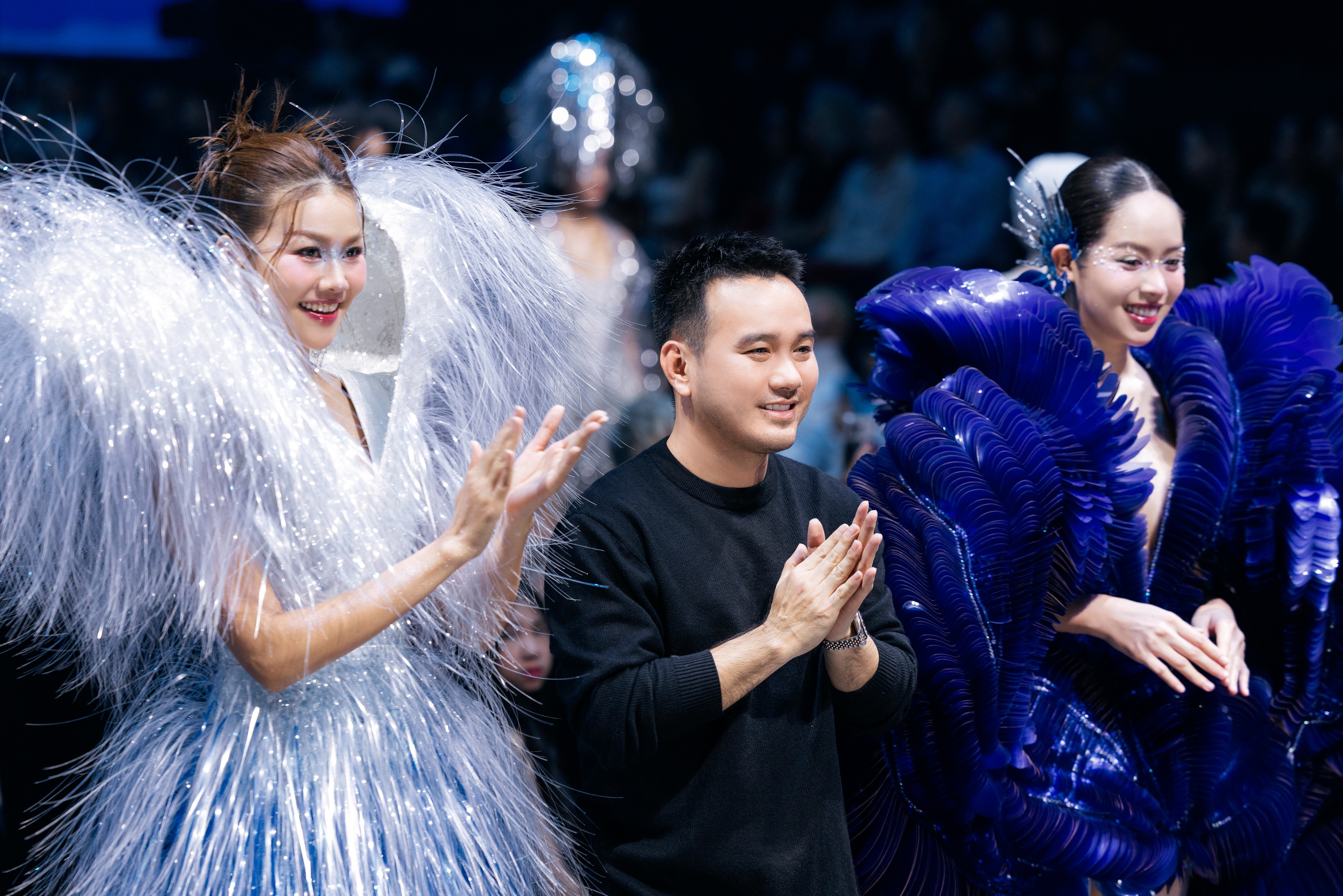 คุณทานห์ ถุ่ย แสดงได้ประทับใจกับเครื่องแต่งกายที่ไม่ซ้ำใคร - 1 Hoa hậu Thanh Thủy trình diễn ấn tượng với trang phục phục độc đáo - 1
