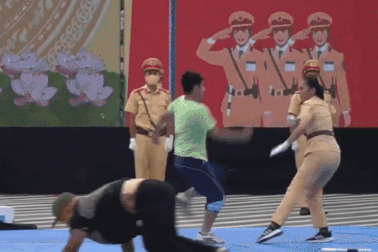 Nữ CSGT biểu diễn võ điêu luyện, trấn áp đối tượng gây rối