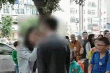 Chàng trai bị bạn gái tát tới tấp giữa đường vì... không mua tặng điện thoại