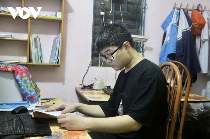 Vượt lên hoàn cảnh, Bùi Anh Đức sở hữu nhiều thành tích cao trong học tập và các cuộc thi cấp tỉnh, cấp quốc gia.