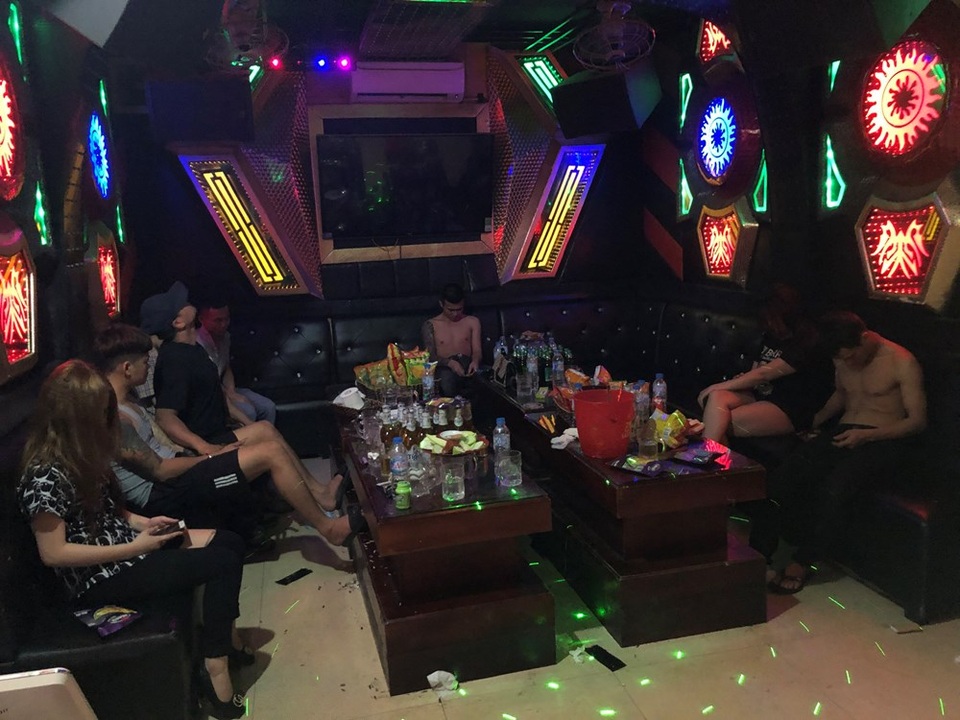 Hốt gọn 22 dân chơi đang tổ chức tiệc ma túy trong quán karaoke - 1 Hốt gọn 22 dân chơi đang tổ chức tiệc ma túy trong quán karaoke - 1