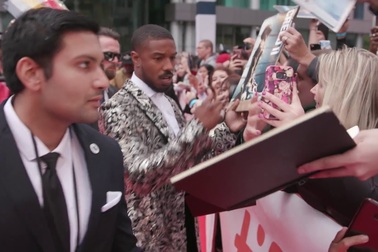 Michael B. Jordan ký tặng cho người hâm mộ