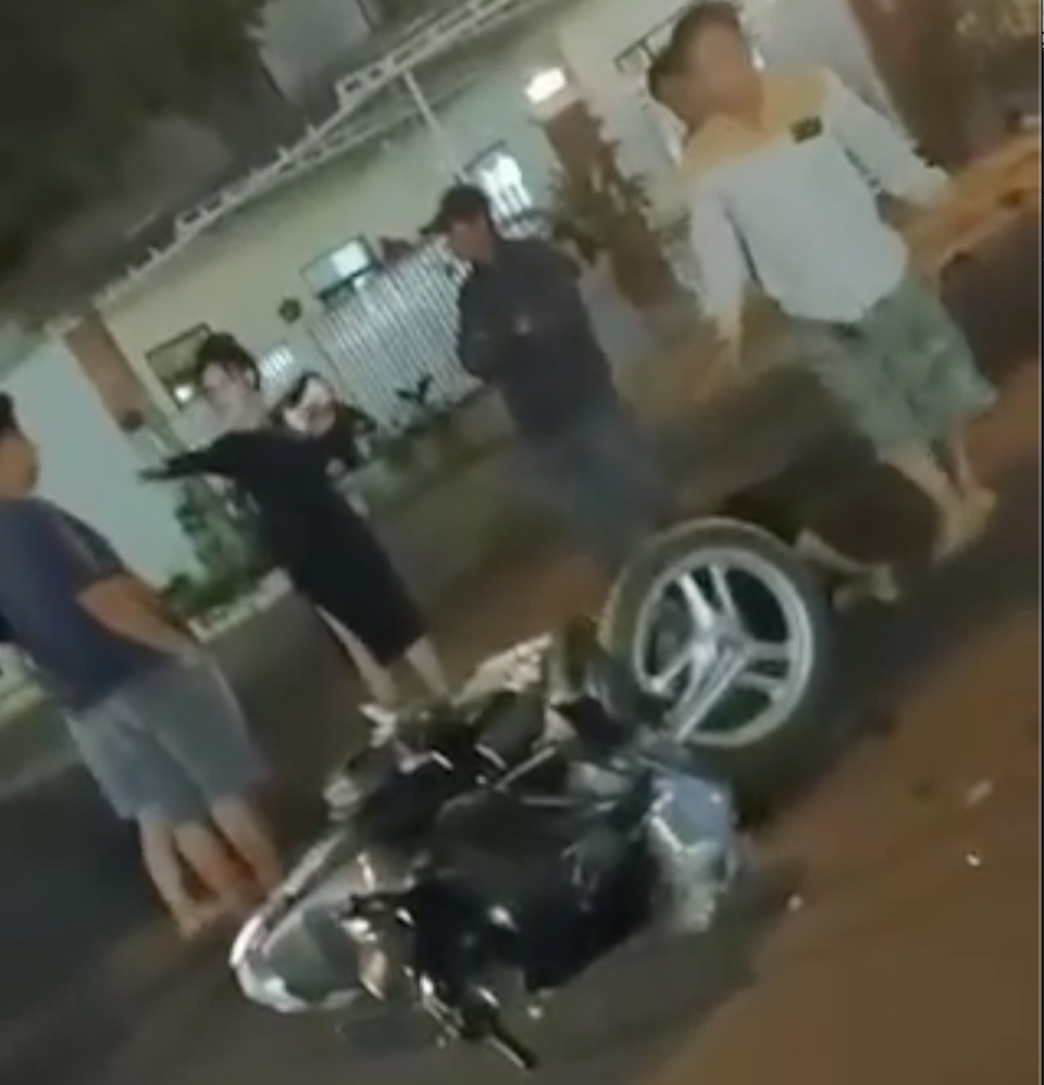Nghi án nữ tài xế gây tai nạn, nói để đó em lo rồi... bỏ đi - 1 Nghi án nữ tài xế gây tai nạn, nói để đó em lo rồi... bỏ đi - 1