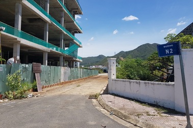 Tháo dỡ rào chắn “bít” đường xuống biển Nha Trang