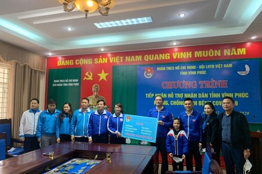 Tuổi trẻ Hà Nội tặng quà hỗ trợ người dân Vĩnh Phúc chống dịch Covid-19