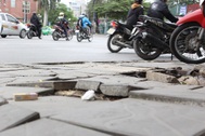 Hà Nội: Đá lát "bền vững 70 năm" vỡ nát sau hơn 1 năm sử dụng