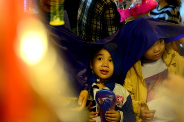 Người dân đội mưa đi chơi phố lồng đèn ở Sài Gòn