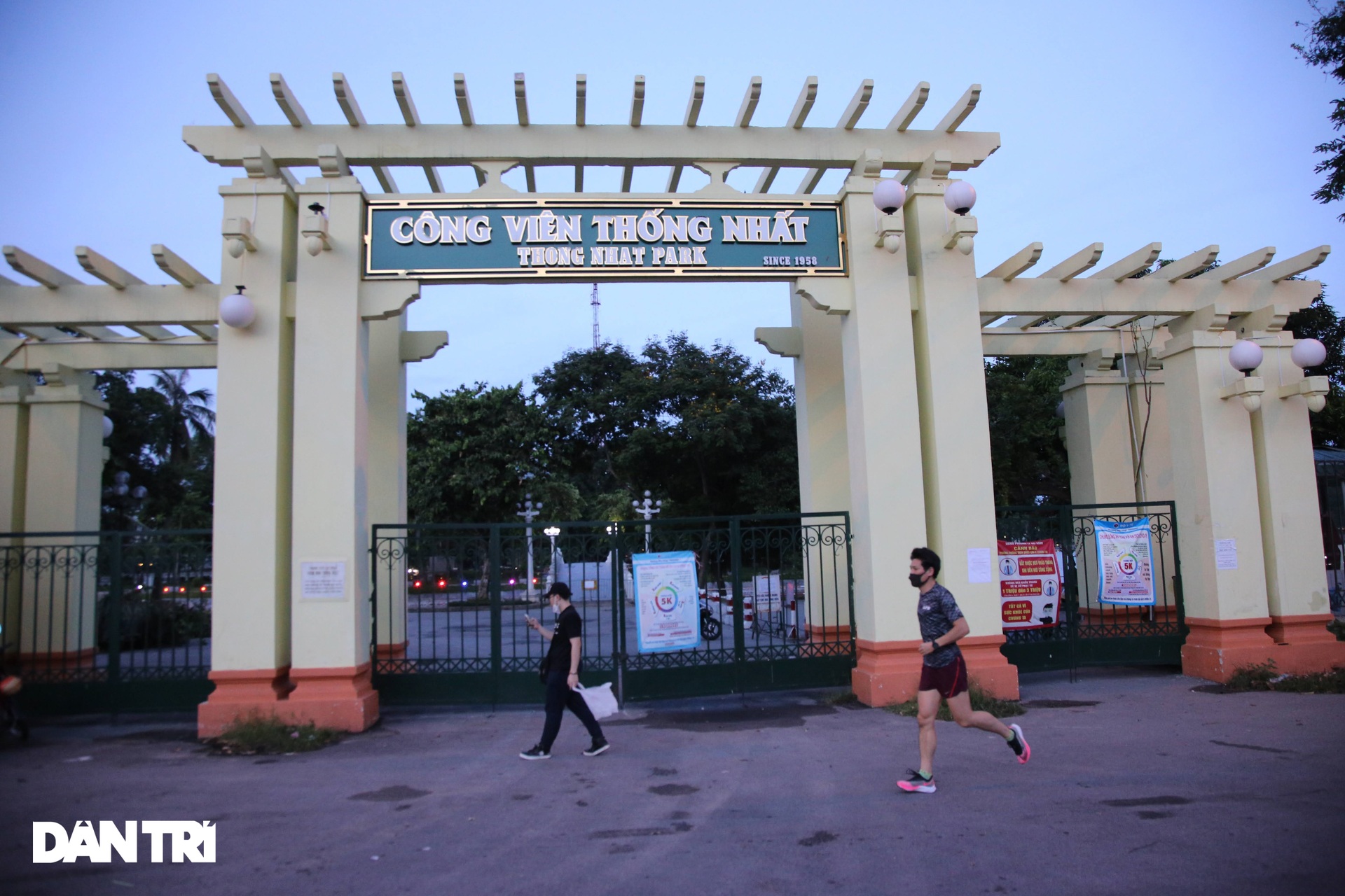 Người dân ngỡ ngàng khi Hà Nội vừa nới lỏng thể dục ngoài trời xong lại cấm - 12 Người dân ngỡ ngàng khi Hà Nội vừa nới lỏng thể dục ngoài trời xong lại cấm - 12