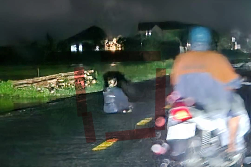 Một phụ nữ ngồi giữa đường gây nguy hiểm cho hàng loạt người đi đường - 1 Một phụ nữ ngồi giữa đường gây nguy hiểm cho hàng loạt người đi đường - 1