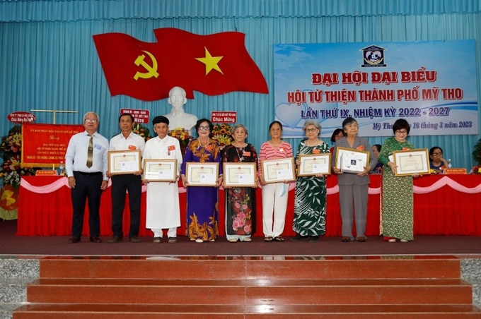 UBND TP Mỹ Tho, Ủy ban MTTQ Việt Nam, Hội Từ thiện TP Mỹ Tho tặng giấy khen cho nhiều tập thể và cá nhân có thành tích trong công tác từ thiện xã hội.
