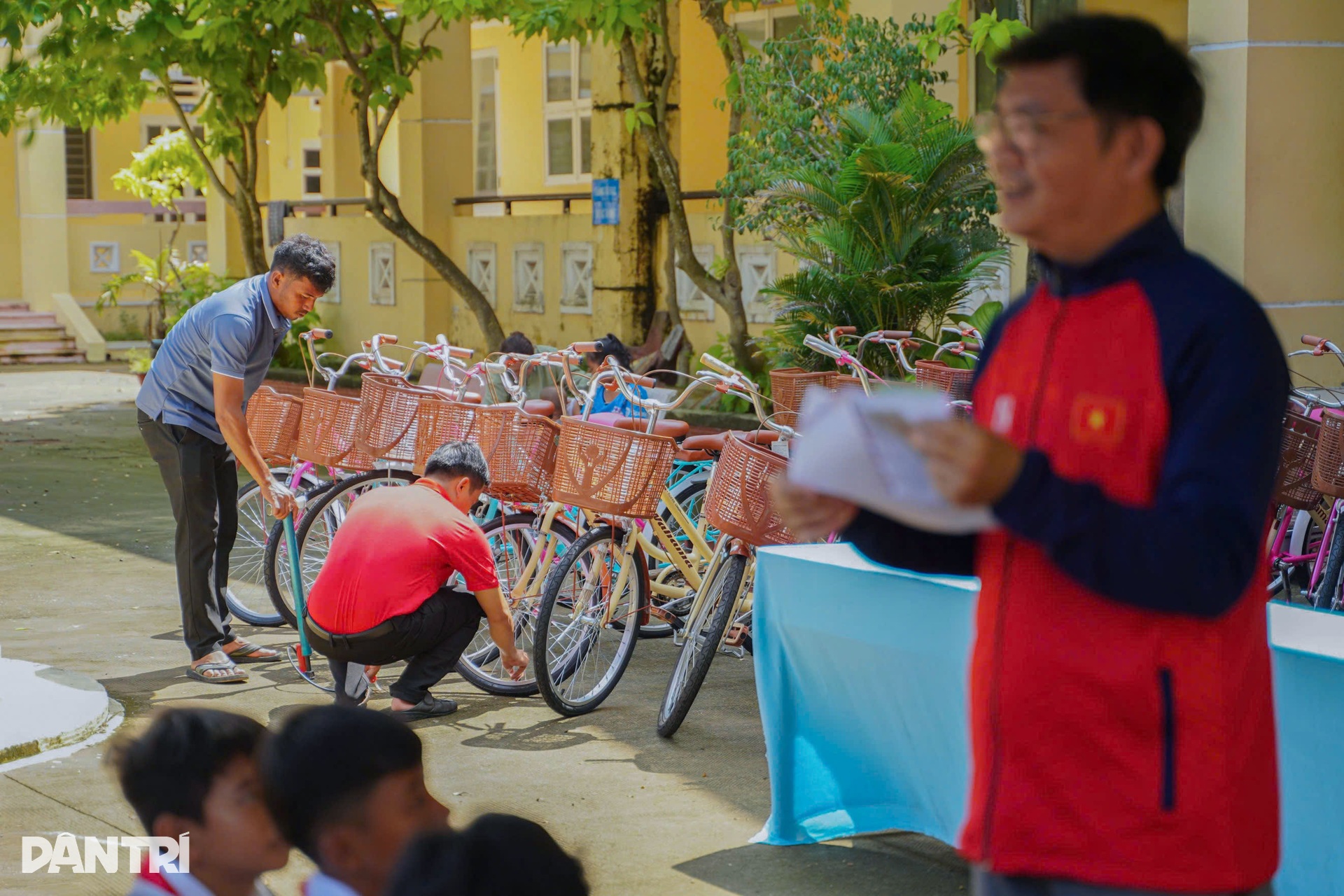 Người đàn ông giữ kỷ lục hơn 20 năm làm thiện nguyện - 4 Người đàn ông giữ kỷ lục hơn 20 năm làm thiện nguyện - 4