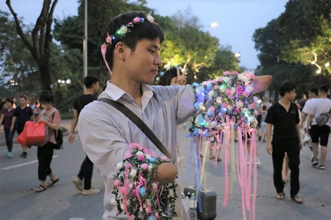 Chàng trai mất đôi tay năm 18 tuổi, cầm bút vẽ bản thiết kế sau 8 năm - 1 Chàng trai mất đôi tay năm 18 tuổi, cầm bút vẽ bản thiết kế sau 8 năm - 1