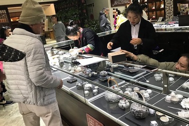 Du khách Việt bạo tay mua sắm ở nước ngoài