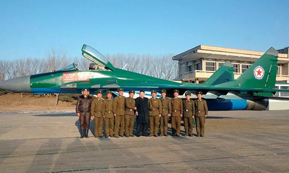 Ông Kim Jong-un thị sát máy bay chiến đấu Triều Tiên diễn tập phóng tên lửa - 4 Ông Kim Jong-un thị sát máy bay chiến đấu Triều Tiên diễn tập phóng tên lửa - 4
