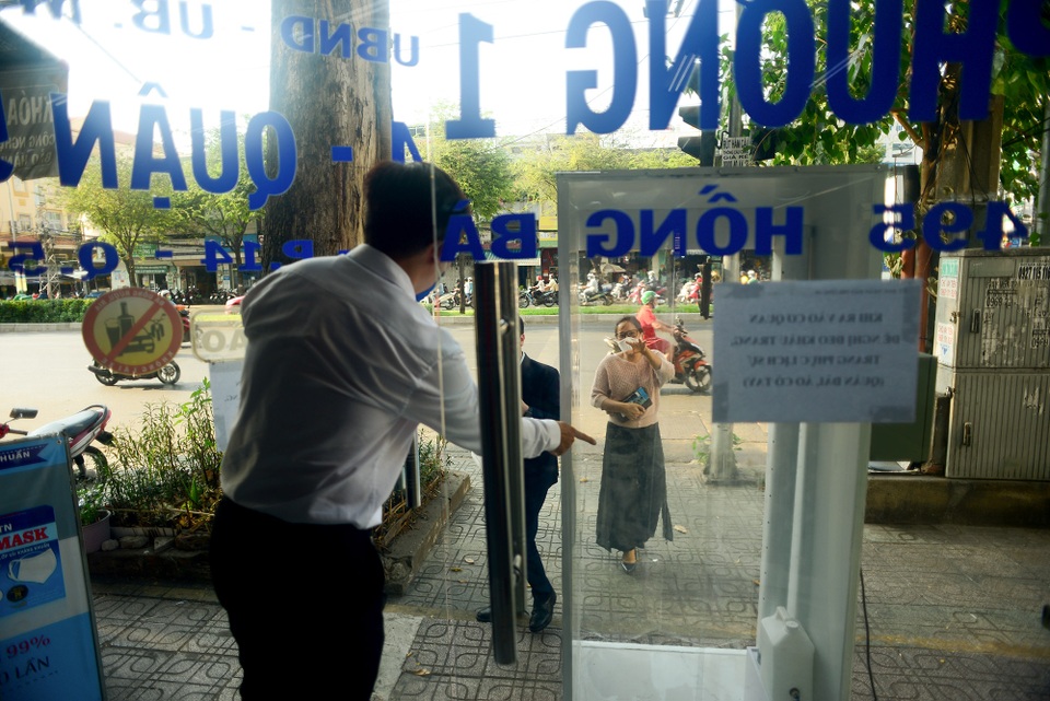 Buồng khử khuẩn.jpg Buồng khử khuẩn.jpg