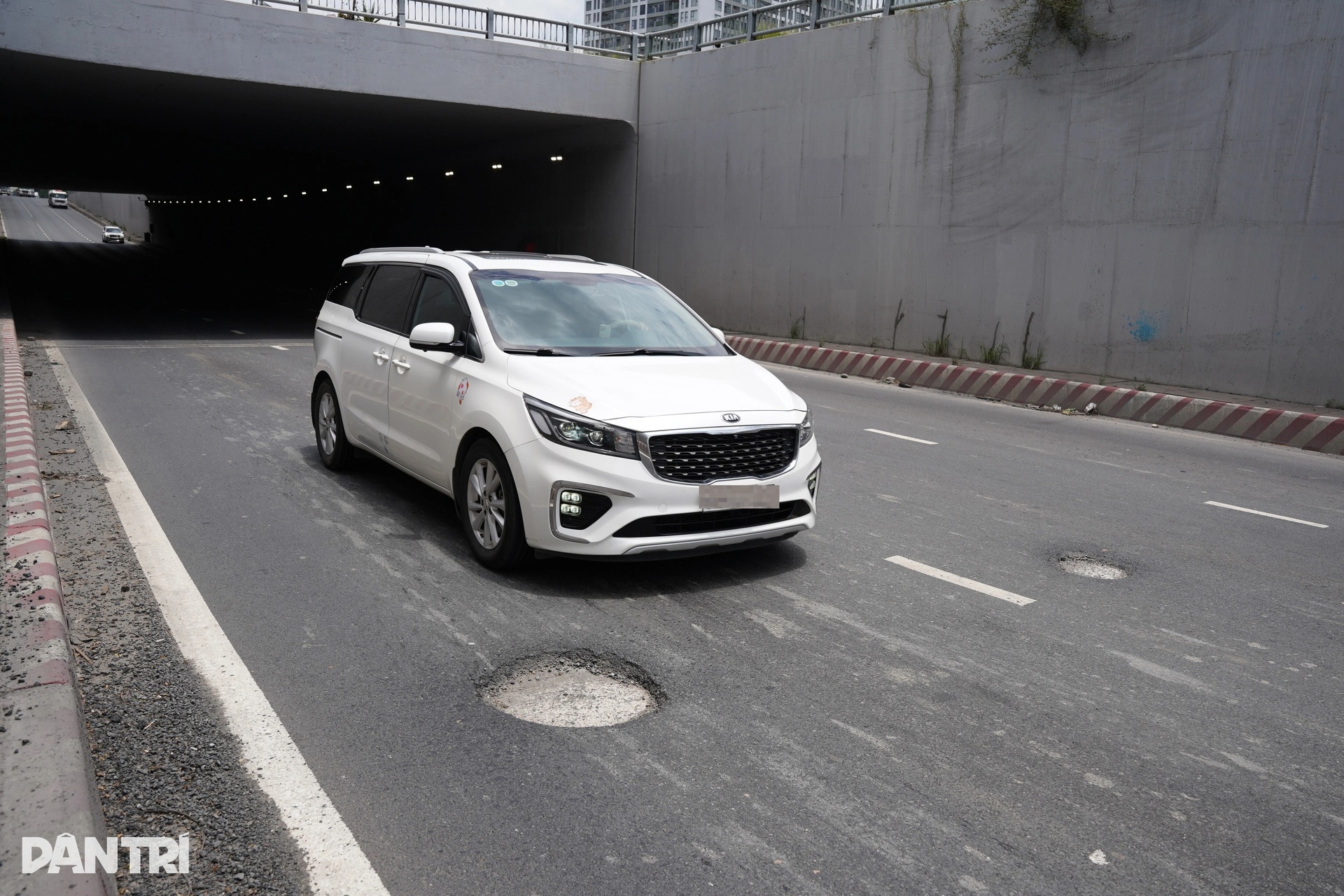 Xe tải chết đứng tại hầm chui nham nhở ổ gà, ổ voi ở TPHCM - 6