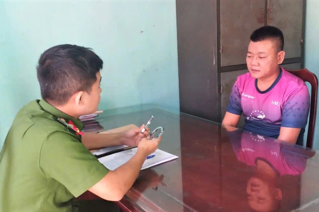 Giả danh công an cưỡng đoạt tiền của gái bán dâm - 1 Giả danh công an cưỡng đoạt tiền của gái bán dâm - 1