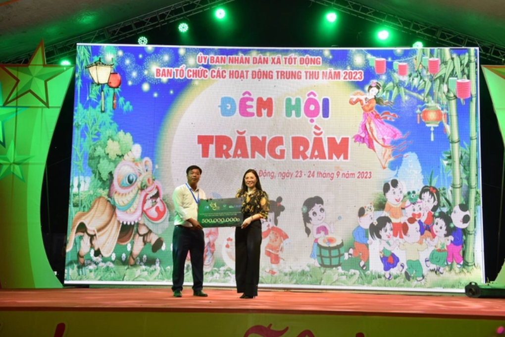 Hoa hậu Ban Mai mang Tết Trung thu đặc biệt đến học sinh nghèo Chương Mỹ - 3 Hoa hậu Ban Mai mang Tết Trung thu đặc biệt đến học sinh nghèo Chương Mỹ - 3