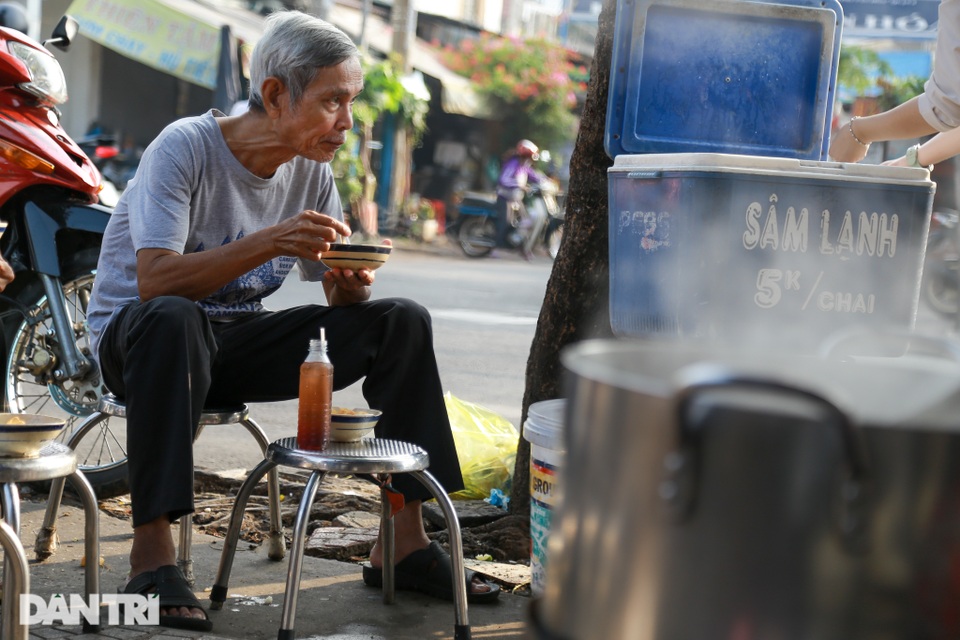 Quán cháo huyết 5000 đồng làm ấm lòng lao động nghèo - 8 Quán cháo huyết 5000 đồng làm ấm lòng lao động nghèo - 8