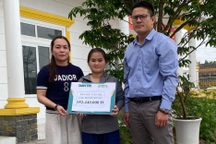 Trao hơn 152 triệu đồng đến mẹ nghèo ôm con thơ chạy viện quanh năm