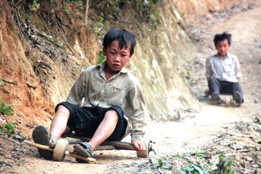 Những màn "đua xe" trên lưng chừng núi của trẻ em H’Mông