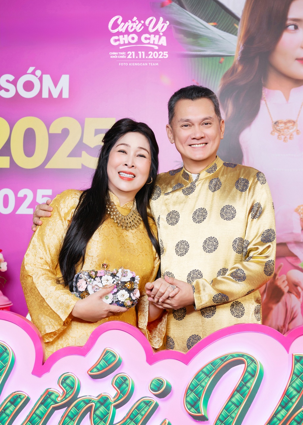 Xuân Lan bật khóc gửi lời nhắn đến Hương Giang đang thi Hoa hậu Hoàn vũ - 2 Xuân Lan bật khóc gửi lời nhắn đến Hương Giang đang thi Hoa hậu Hoàn vũ - 2