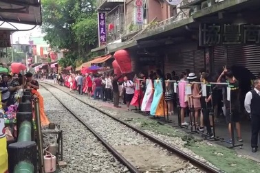 Du khách đứng bên đường ray tàu hỏa thả đèn trời