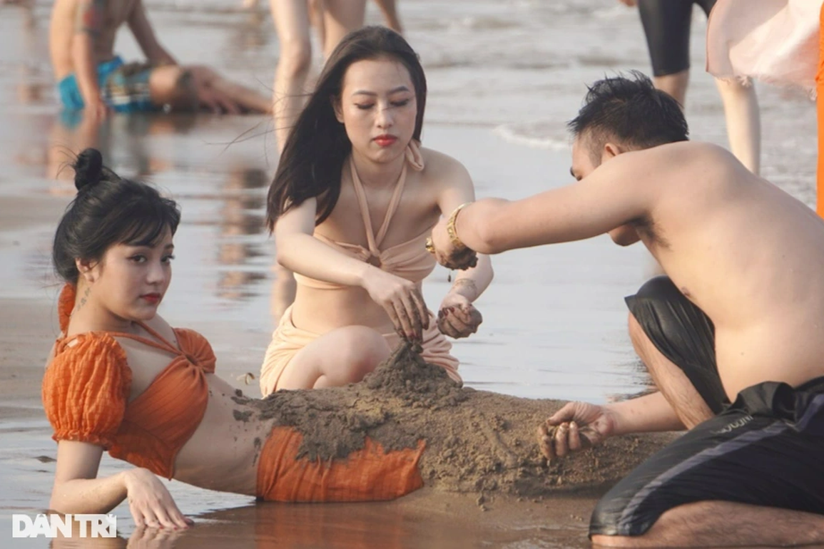 Nắng nóng, bãi biển Sầm Sơn lại ken đặc người - 7 Nắng nóng, bãi biển Sầm Sơn lại ken đặc người - 7
