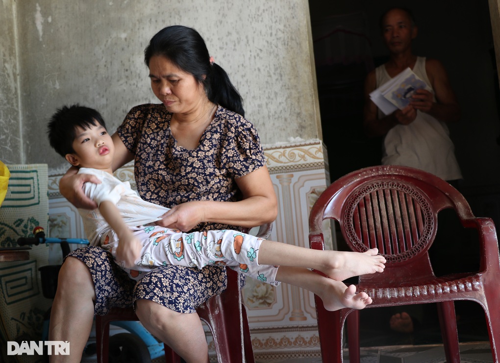 Ám ảnh tiếng hét chói tai của 2 cháu bé trong căn nhà bị gán nợ - 4 Ám ảnh tiếng hét chói tai của 2 cháu bé trong căn nhà bị gán nợ - 4