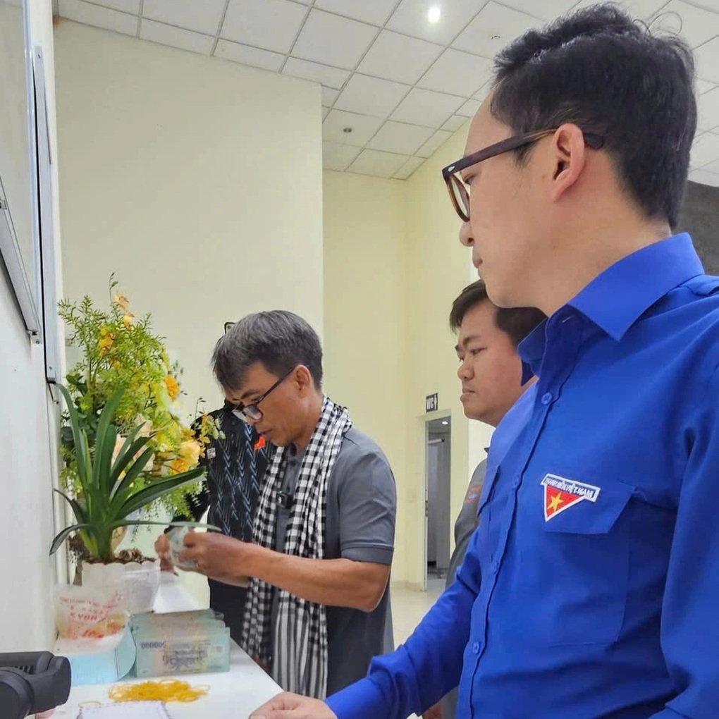 Người xin 500 triệu đi chơi đã trao 1,3 tỷ đồng cho bà con vùng lũ - 1