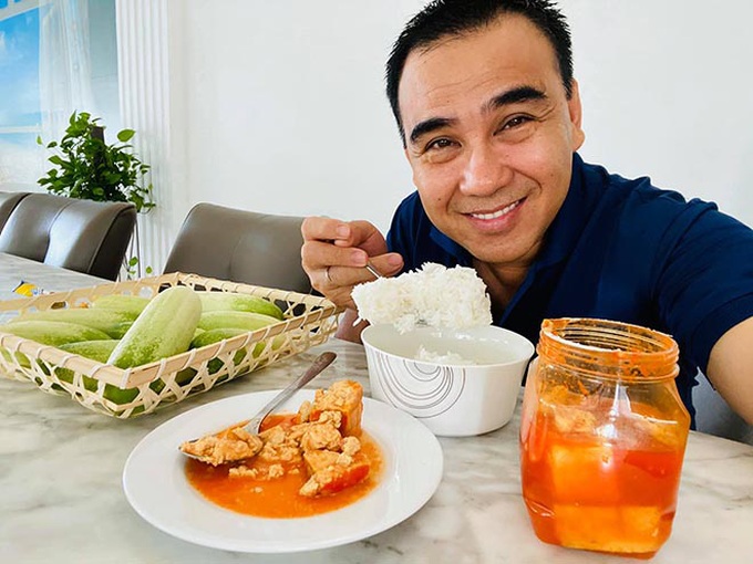 Bữa sáng đạm bạc và sở thích ăn uống của MC giàu nhất Việt Nam Quyền Linh - Ảnh 3. Bữa sáng đạm bạc và sở thích ăn uống của MC giàu nhất Việt Nam Quyền Linh - Ảnh 3.