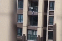 Đứng tim cảnh người dân trải khăn cứu bé trai rơi từ chung cư tầng 6