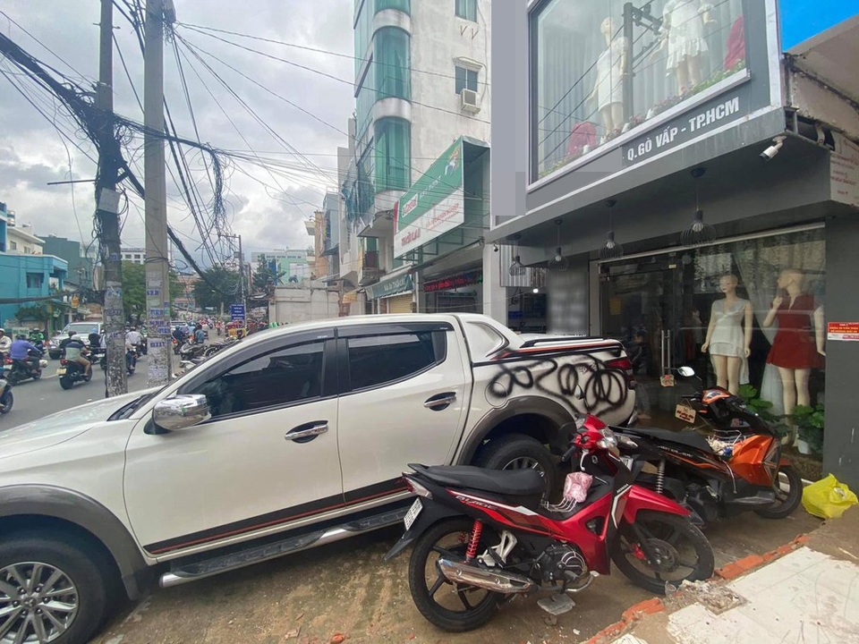 Đỗ chắn lối cửa hàng, xe bị sơn chằng chịt: Tại anh, tại ả tại cả đôi bên? - 2 Đỗ chắn lối cửa hàng, xe bị sơn chằng chịt: Tại anh, tại ả tại cả đôi bên? - 2