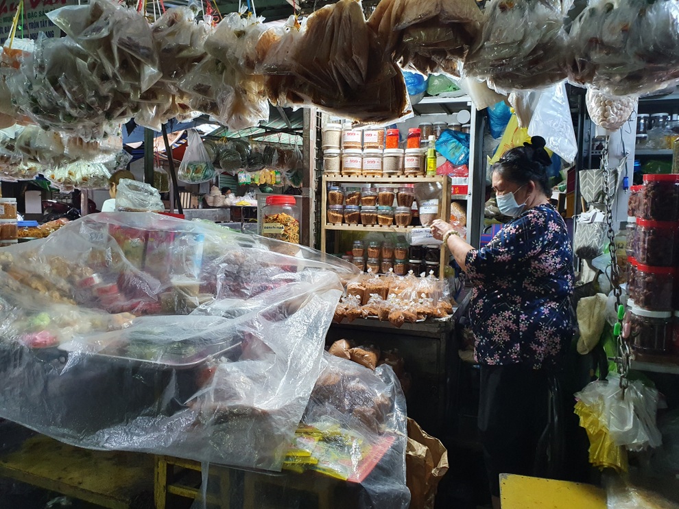 Tiểu thương Sài Gòn vật lộn với dịch dã: Hơn 50 năm chưa từng ế như vậy - 2 Tiểu thương Sài Gòn vật lộn với dịch dã: Hơn 50 năm chưa từng ế như vậy - 2