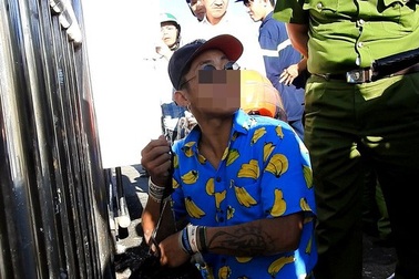 Hơn 100 người giải cứu nam thanh niên lên trụ cầu quay clip "câu view"