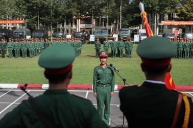 Hai anh em sinh đôi cùng tuyên thệ chiến sĩ mới dưới Quân kỳ Quyết thắng