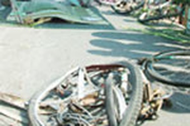 Xe tải cán chết 3 học sinh đang đến trường