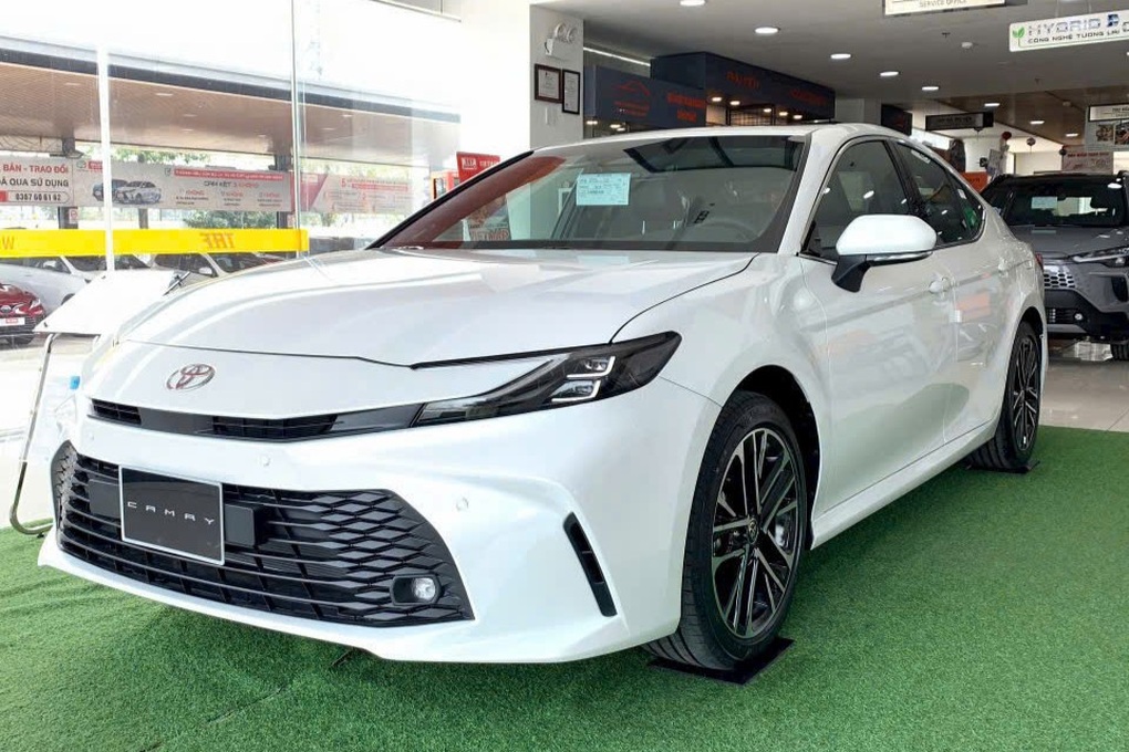Khách Việt chuộng bản hybrid của mẫu sedan này hơn biến thể thuần xăng - 5 Khách Việt chuộng bản hybrid của mẫu sedan này hơn biến thể thuần xăng - 5