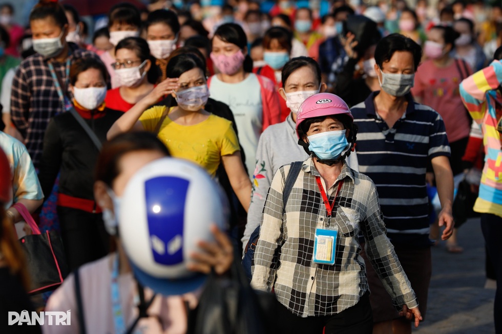 Công nhân gạt nước mắt chạy xe ôm, làm giúp việc khi nhà máy đóng cửa - 1 Công nhân gạt nước mắt chạy xe ôm, làm giúp việc khi nhà máy đóng cửa - 1