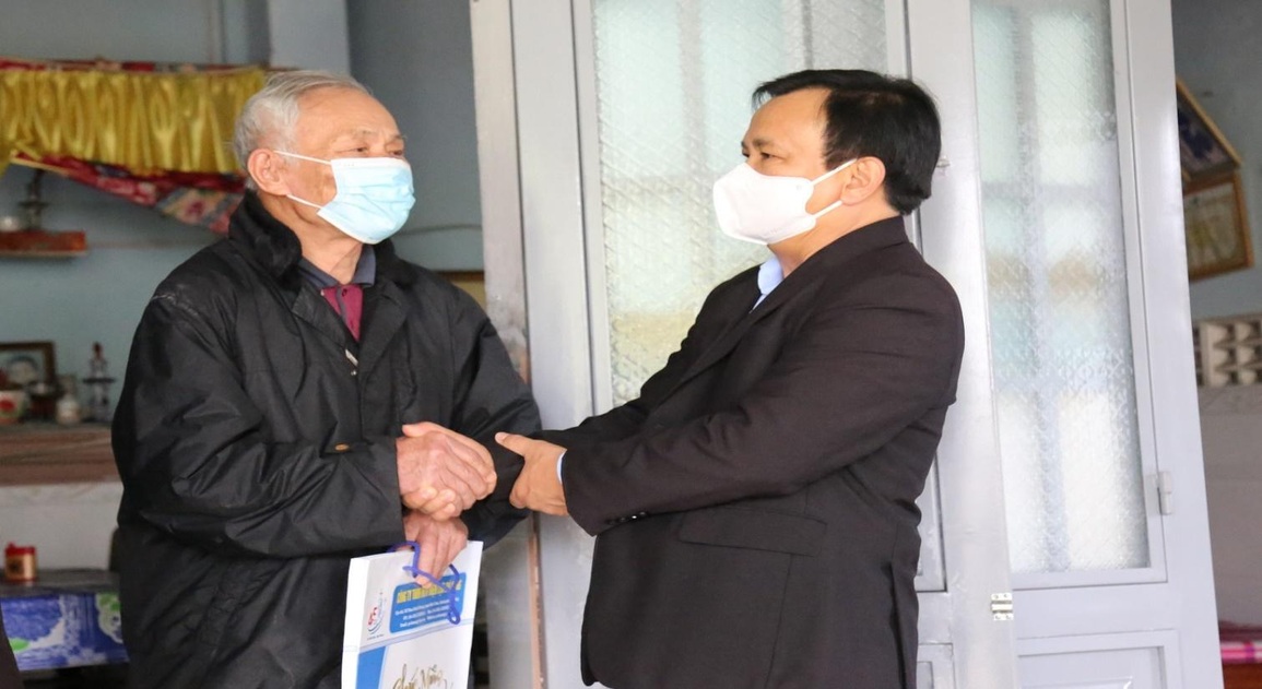 EVNCPC Đà Nẵng: Thăm, tặng quà 46 hộ khó khăn tại 5 xã của huyện Hòa Vang - 6 EVNCPC Đà Nẵng: Thăm, tặng quà 46 hộ khó khăn tại 5 xã của huyện Hòa Vang - 6