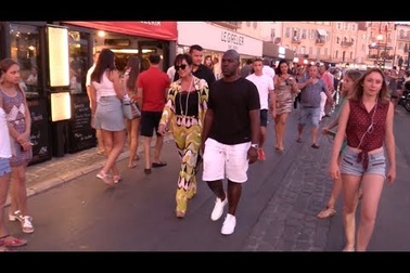 Kris Jenner cùng Corey Gamble ra phố