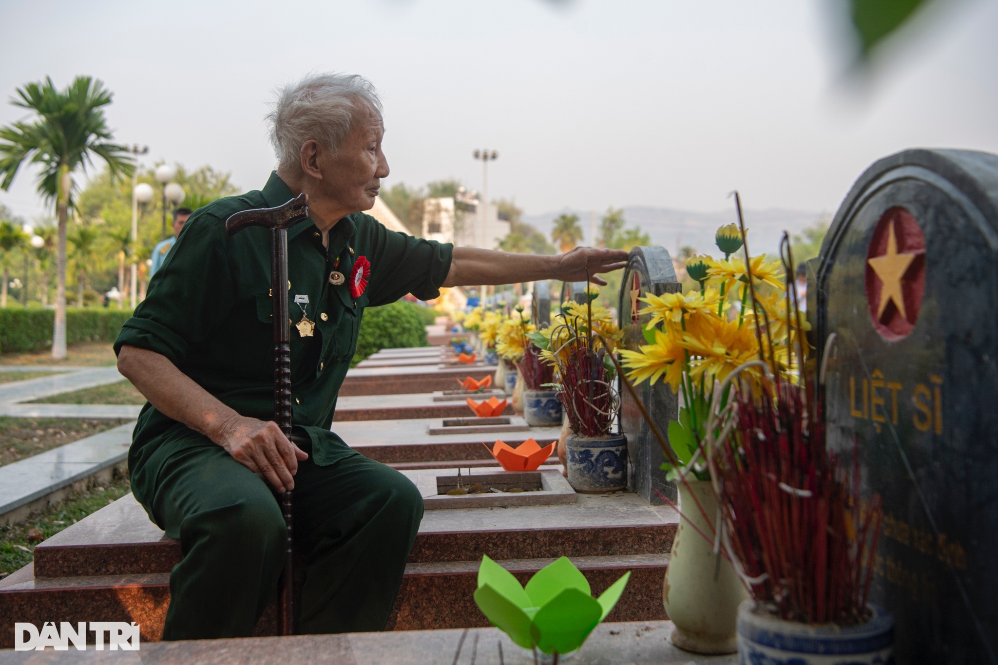 View - Chiến sĩ Điện Biên trăm tuổi viếng đồng đội ở Nghĩa trang liệt sĩ Đồi A1 | Báo Dân trí